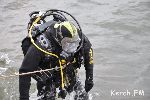 Новости » Общество: В Керчи на городской набережной погружались водолазы (видео)