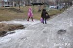 Новости: В Керчи продолжаются порывы - на Марате образовалась ледовая горка