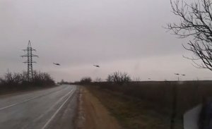 Через Керчь пролетели военные российские вертолеты. На Симферополь едут БТРы