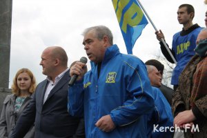 В Керчи на митинге разделились мнения партий по отставке Осадчего