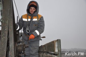 Новости » Общество: В Керчи ночью в шторм работали аварийно-восстановительные бригады