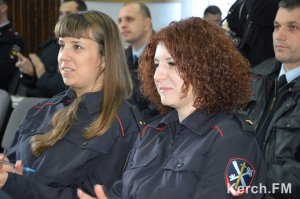 В Керчи полиция поздравила сотрудниц с 8 марта