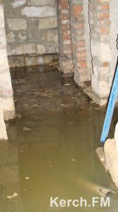 В Керчи подвал одного из домов полностью залит нечистотами