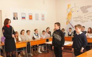 Керченских школьников полицейские учили, что делать в экстремальных ситуациях