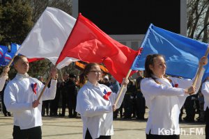 В Керчи торжественно подняли государственный флаг Крыма