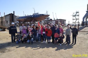 Керченские школьники впервые увидели, как ремонтируют морские суда
