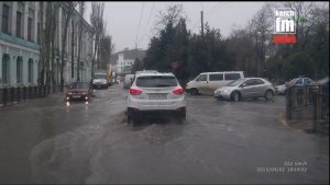 В Керчи дождь затопил центральные улицы города