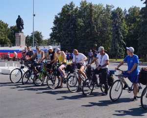 В Керчи участники велопробега «Крымск–Севастополь» возложили цветы к Вечному огню