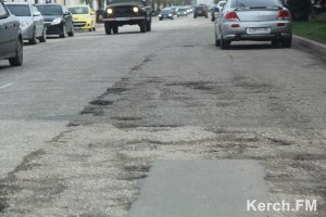 В Керчи машины теряют диски от колес на ямах (видео)