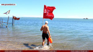 Спортсмен с флагами переплыл Керченский пролив