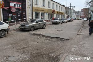 Керчане собирают подписи с обращением к городской власти по разбитым дорогам
