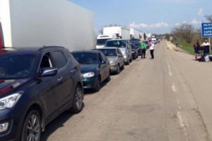 На Чонгаре в очереди в Крым машины стоят по 12 часов