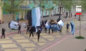 Севастопольские ультрас маршируют с флагами и криками по центру Керчи (видео)