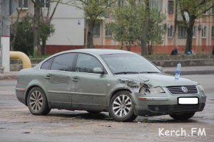 В Керчи возле стадиона столкнулись «Volkswagen» и «Волга»