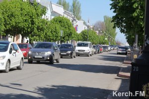 Движение автомобилей в центре Керчи из-за репетиции парада затруднено
