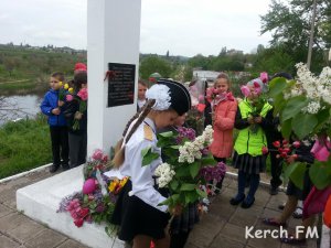 В Керчи учащиеся школы №26 возложили цветы