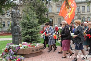 В Керчи возложили цветы к памятнику детям - жертвам войны