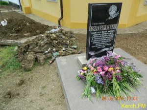 В Керчи памятник Зябреву завален мусором