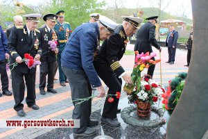 Керчане  возложили цветы к памятнику десантникам