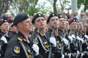 В Керчи прошел военный парад (видео)