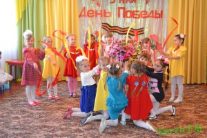 Пятилетние дети из города-героя Керчи танцуют вальс Победы