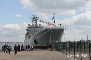 Керчане посещают большой десантный корабль «Цезарь Куников»