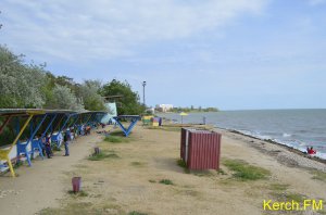 В Керчи пляж  по Сморжевского в ожидании сезона