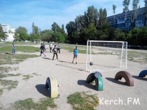 Керченский предприниматель отремонтировал ворота на школьном стадионе