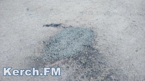 Из-за ремонта дороги керчанину пришлось выковыривать камни из машины