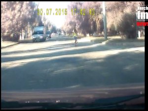 Дети в Керчи перебегают дорогу, не смотря по сторонам (видео)