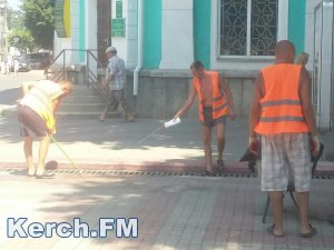 В Керчи на улице Ленина мыли тротуарную плитку