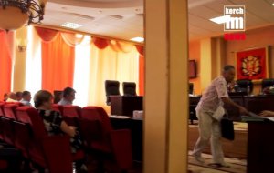 В Керчи депутат покинул зал во время сессии горсовета из-за отказа  рассмотреть решение