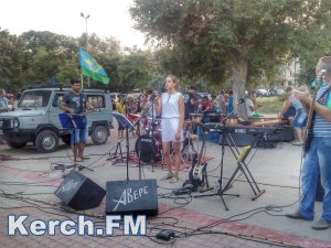 В Керчи в честь ВДВ прошел концерт на набережной