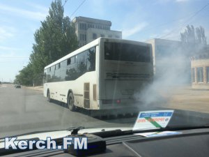 По дорогам Керчи проехал горящий автобус (видео)