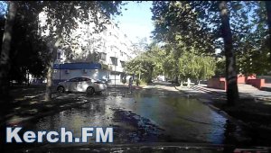 В Керчи на улице Сергея Борзенко порыв водовода