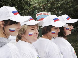 Желающим керчанам на лицах нарисуют флаг РФ