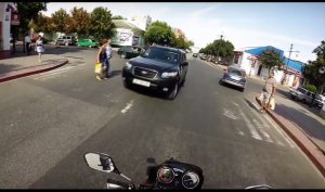 В Керчи некоторые водители не пропускают пешеходов, переходящих дорогу (видео)