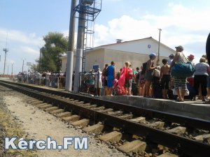 Пассажиры поезда Симферополь-Москва жалуются на долгое обслуживание в Керчи