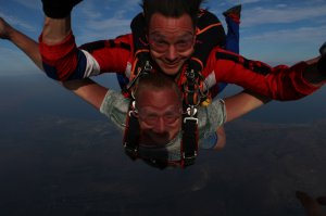 Керчанин прыгнул с парашютом в Коктебеле (видео)