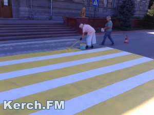 Керченские пешеходные переходы красят в желто-белый цвет