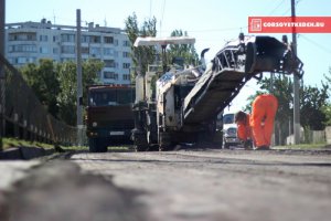 Возле городской больницы Керчи ремонтируют дорогу