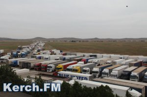В накопителе Керчи стоят больше 400 грузовиков