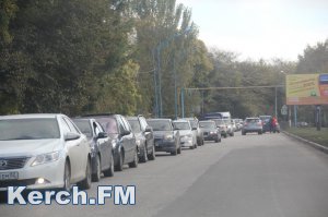 В Керчи автомобили в очереди на паром образовали пробку