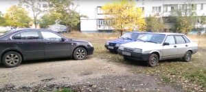 В жилых дворах Керчи на газонах паркуются машины (видео)