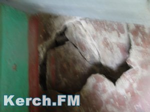 В Керчи в жилом доме по Орджоникидзе рухнул тамбур