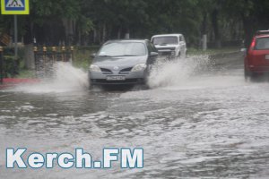 В Керчи ливень затопил дороги города (видео)