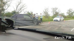 Под Керчью при аварии две машины вылетели на обочину