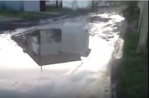 Керчанин снимает на видео дороги, которым нужен ремонт