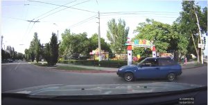 В Керчи водитель ВАЗа чуть не спровоцировал аварию (видео)