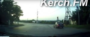 В Керчи водитель проехал на красный сигнал светофора (видео)